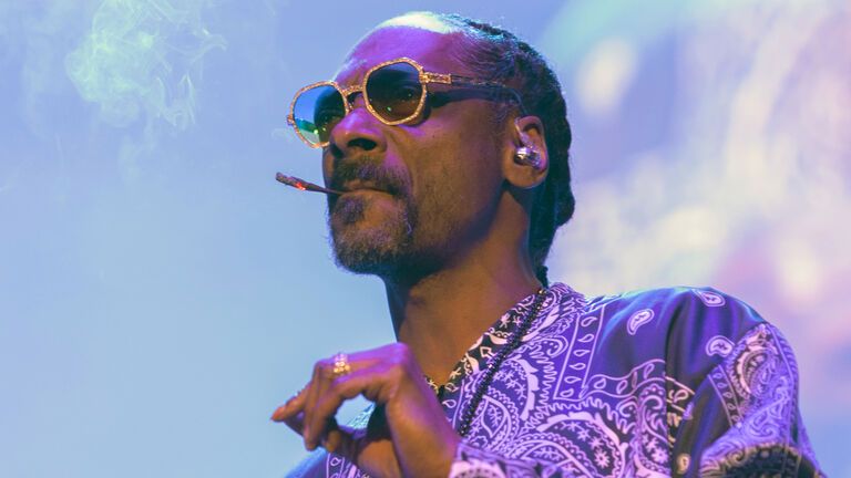 Snoop Dogg raucht einen Joint