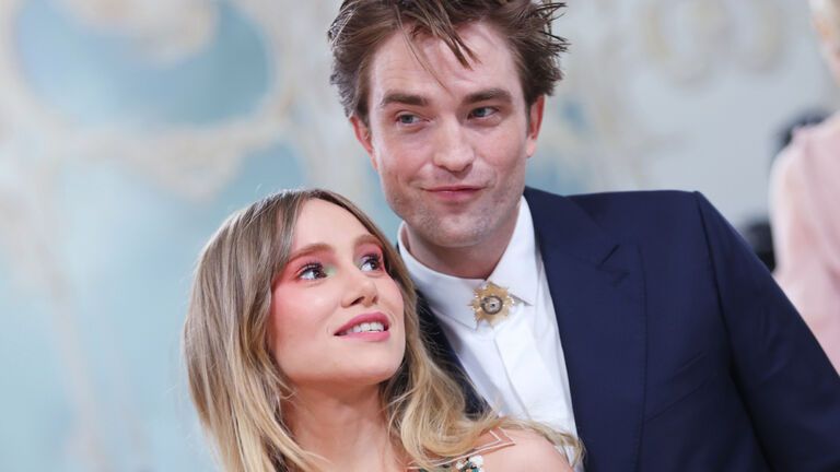 Robert Pattinson und Suki Waterhouse posieren zusammen bei der Met Gala