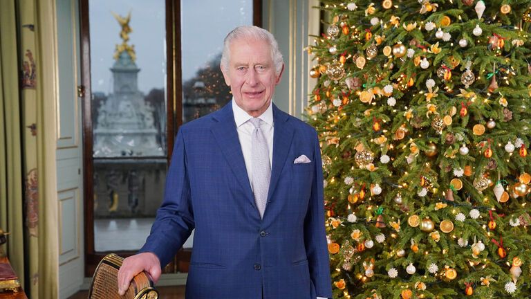 König Charles im Buckingham Palast bei Weihnachtsansprache, 2023.