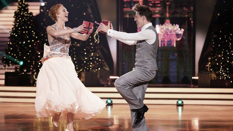 Anna Ermakova und Valentin Lusin tanzen zusammen beim Weihnachts-Special von "Let's Dance"
