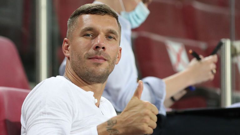 Lukas Podolski gibt einen Daumen nach oben. 