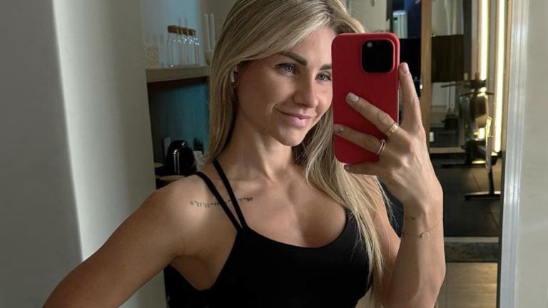 Antonia Elena macht ein Spiegel-Selfie in Sportkleidung