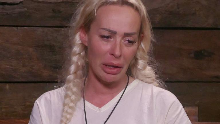Cora Schumacher weint im Dschungeltelefon im Dschungelcamp