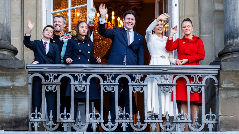 König Frederik und Königin Mary mit ihren vier Kindern auf dem Balkon von Schloss Christiansborg..
