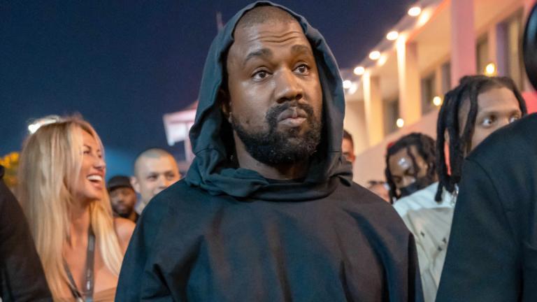 Kanye West läuft mit ernstem Gesicht durch eine Menschenmenge