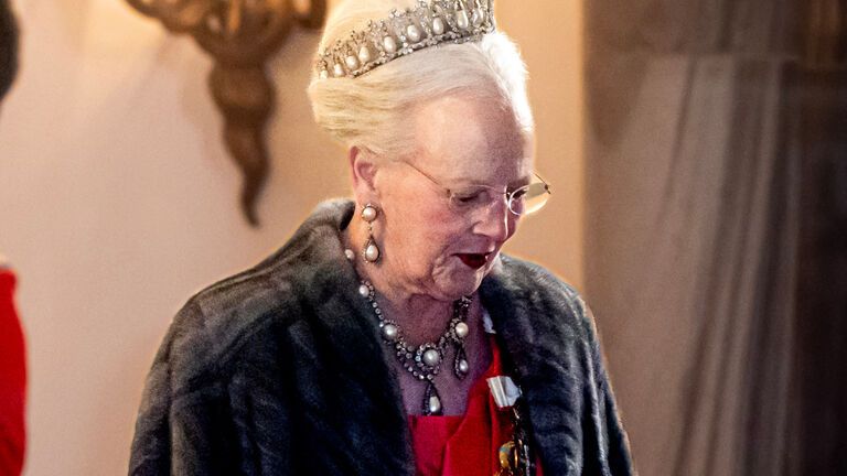 Königin Margrethe von Dänemark guckt traurig nach unten