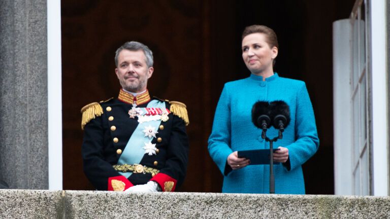 König Frederik X. von Dänemark und die dänische Premierministerin Mette Frederiksen. 