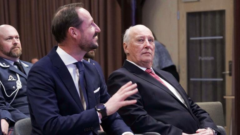 Kronprinz Haakon und König Harald bei einem Pressetermin. 