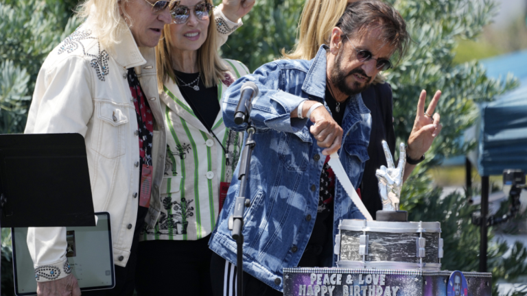Ringo Starr schneidet in Jeansjacke eine Torte an