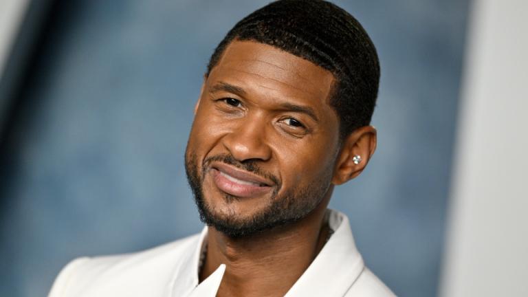 Usher lächelt