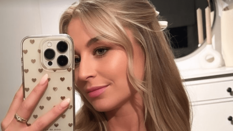 "Bachelors" 2024: Siegerin Larissa Schulte macht ein Selfie 