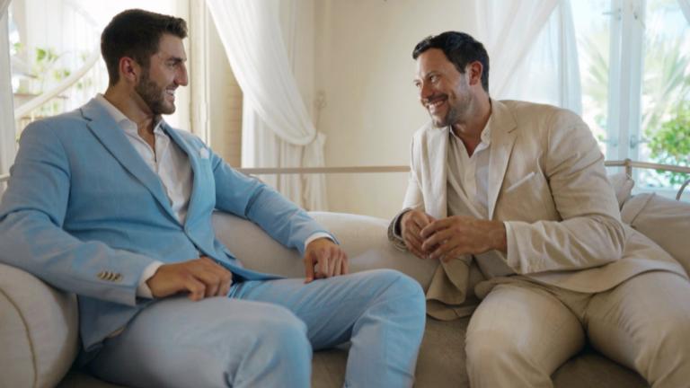 "Die Bachelors" Dennis Gries und Sebastian Klaus sitzen auf der Couch und führen ein ernstes Gespräch