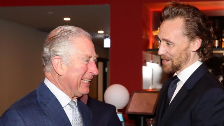 König Charles III. und Tom Hiddleston