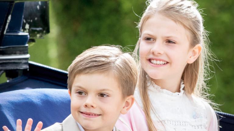 Prinz Oscar und Prinzessin Estelle von Schweden winken und lächeln. 