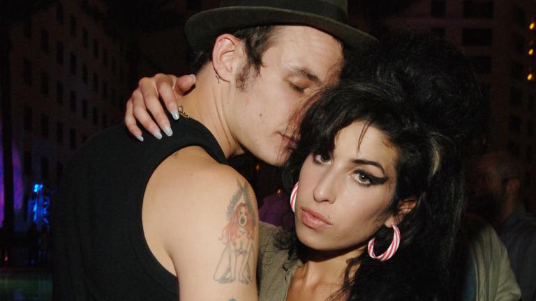 Amy Winehouse traurig im Arm ihres damaligen Partners Blake Fielder-Civil 