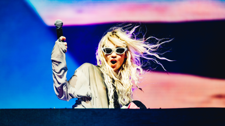 Grimes mit offenem Mund und Haaren auf der Coachella-Bühne