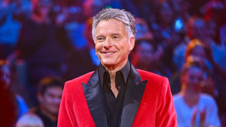 Jörg Pilawa in rotem Anzug