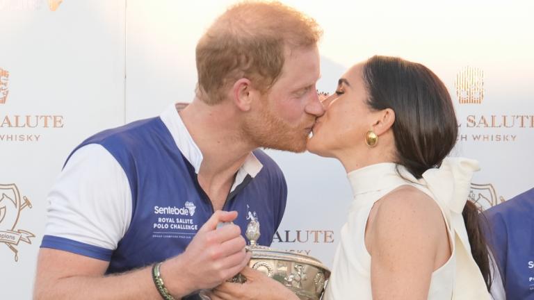 Prinz Harry und Herzogin Meghan küssen sich nach dem Polo-Turnier in Florida, 2024.