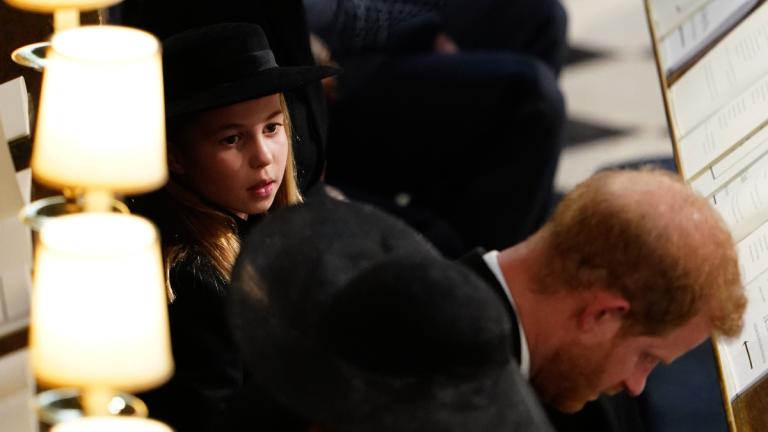 Prinzessin Charlotte und Prinz Harry bei der Beerdigung von Queen Elizabeth. 