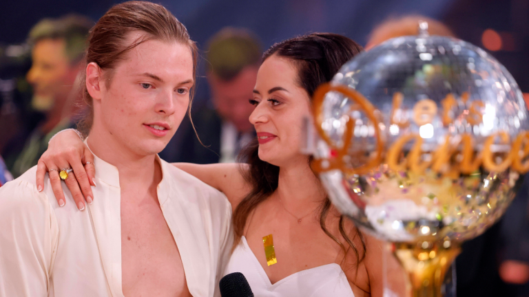 Gabriel Kelly und Malika Dzumaev neben dem Let's Dance-Pokal