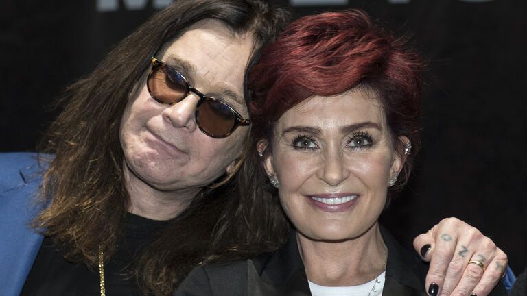 Ozzy und Sharon Osbourne lächeln