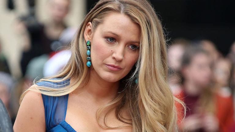 Blake Lively guckt traurig.