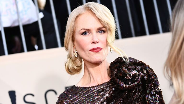 Nicole Kidman guckt ernst 