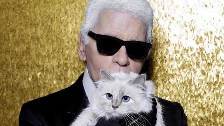 Karl Lagerfeld küsst seine Katze Choupette