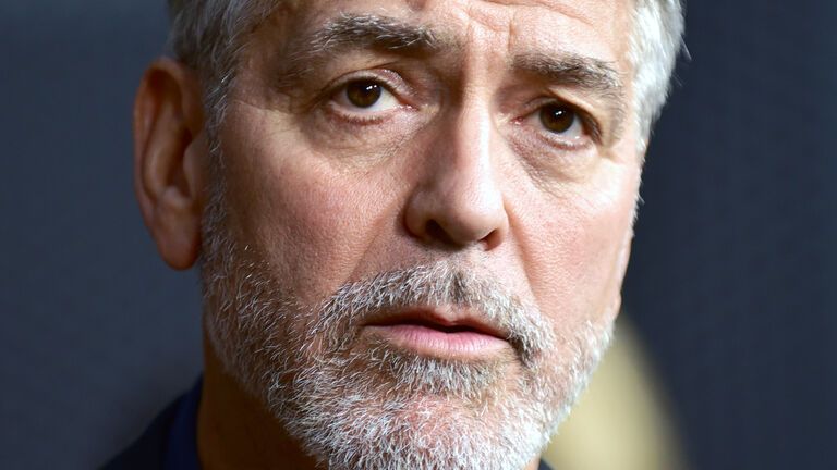 George Clooney guckt traurig