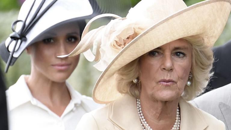 Herzogin Meghan und Queen Consort Camilla nebeneinander und ernst