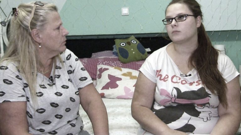 Silvia Wollny und Calantha Wollny sitzen zusammen auf dem Bett und gucken genervt