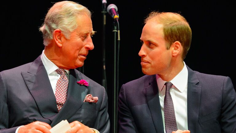 König Charles und Prinz William sitzen lächeln nebeneinander