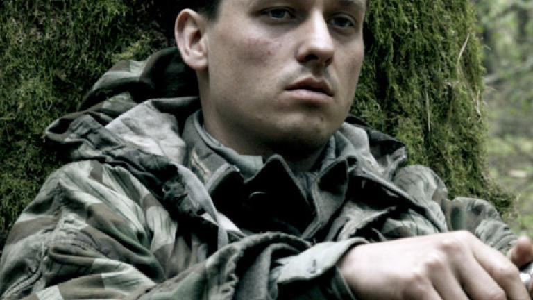 Tom Schilling als gebrochener Wehrmachtssoldat "Friedhelm Winter" in "Unsere Mütter, unsere Väter"
