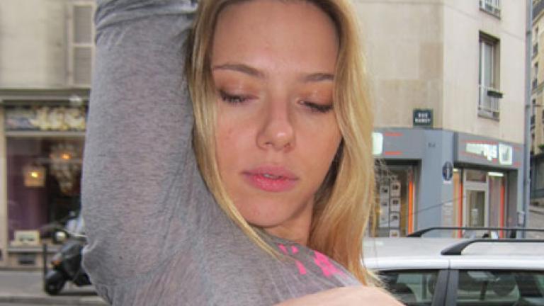 Scarlett Johansson präsentiert ihr neues Tattoo